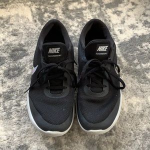 Nike athletic shoes women’s 9